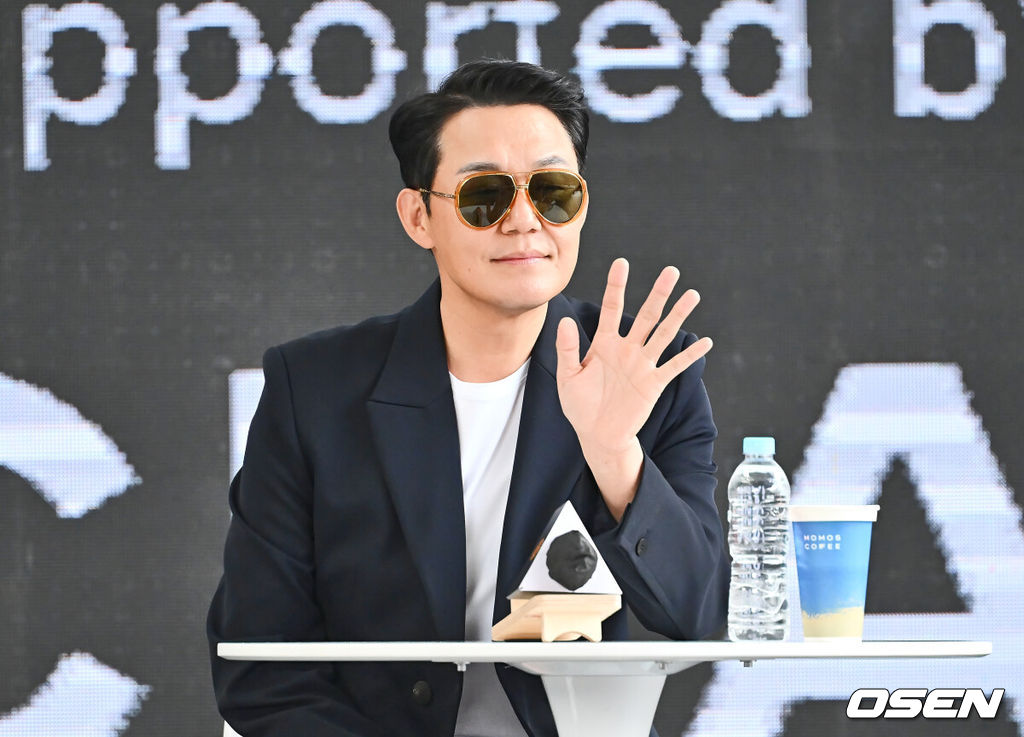 5일 부산 해운대구 영화의전당 BIFF 야외무대에서 제29회 부산국제영화제(BIFF) 영화 '좋거나 나쁜 동재' 오픈토크가 열렸다.이번 부산국제영화제(이하 부국제)에서는 지난 2일 개막작 ‘전.란’을 시작으로 상영작 54편을 포함해 총 63개국의 영화작품 278편을 영화의전당, CGV센텀시티, 롯데시네마 센텀시티, 영화진흥위원회 표준시사실, 메가박스 부산극장 등 총 5개 극장 26개 상영관에서 만나 볼 수 있다.배우 박성웅이 오픈토크를 하고 있다. 2024.10.05 / foto0307@osen.co.kr