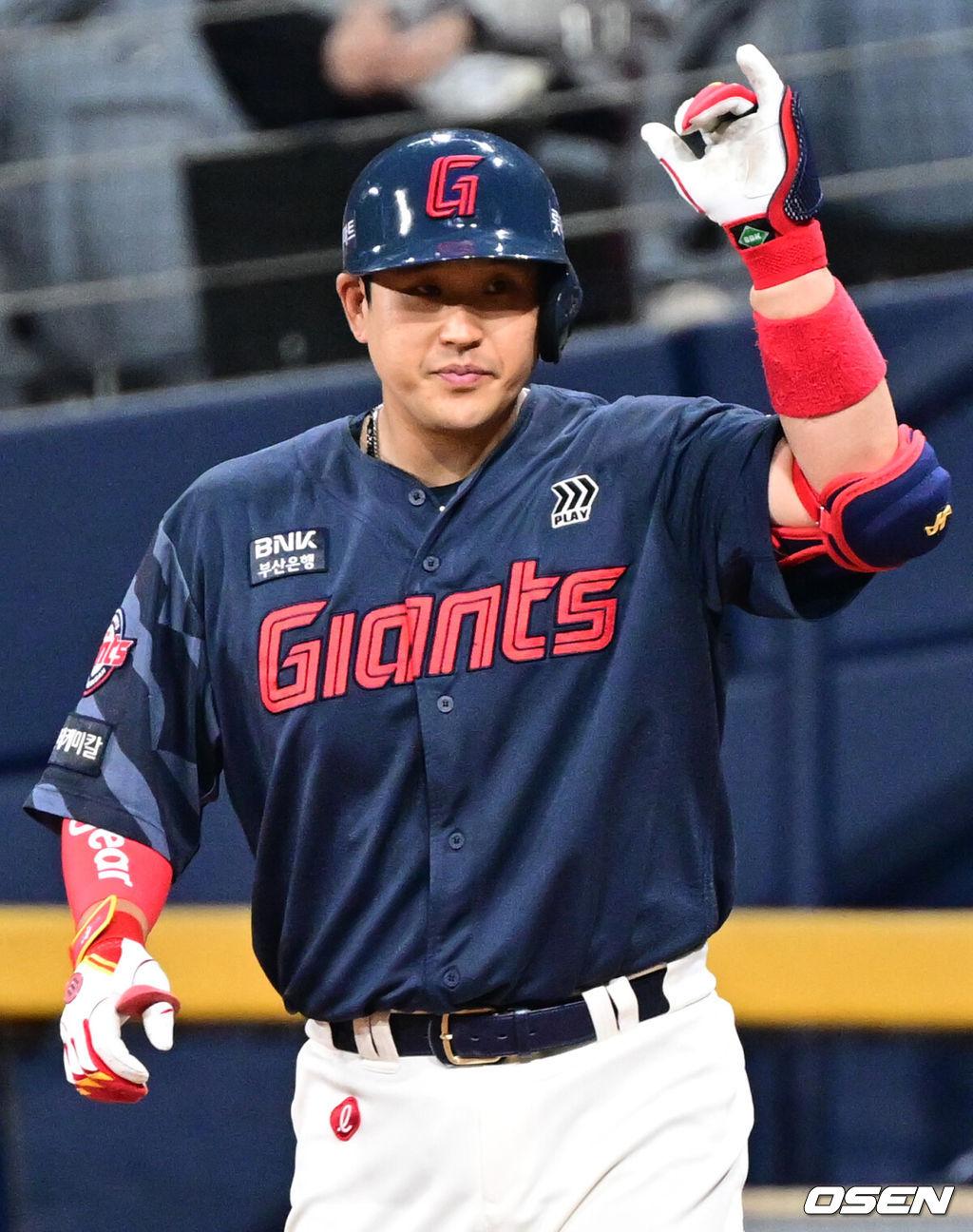 29일 오후 서울 고척스카이돔에서 ‘2025 신한 SOL BANK KBO리그’  키움 히어로즈와 롯데 자이언츠의 경기가 진행됐다.이날 경기에서 키움은 김윤하를, 롯데는 반즈를 선발투수로 내세웠다.4회초 2사 롯데 유강남이 안타를 날린 뒤 세리머니를 하고 있다. 2025.04.29 /cej@osen.co.kr