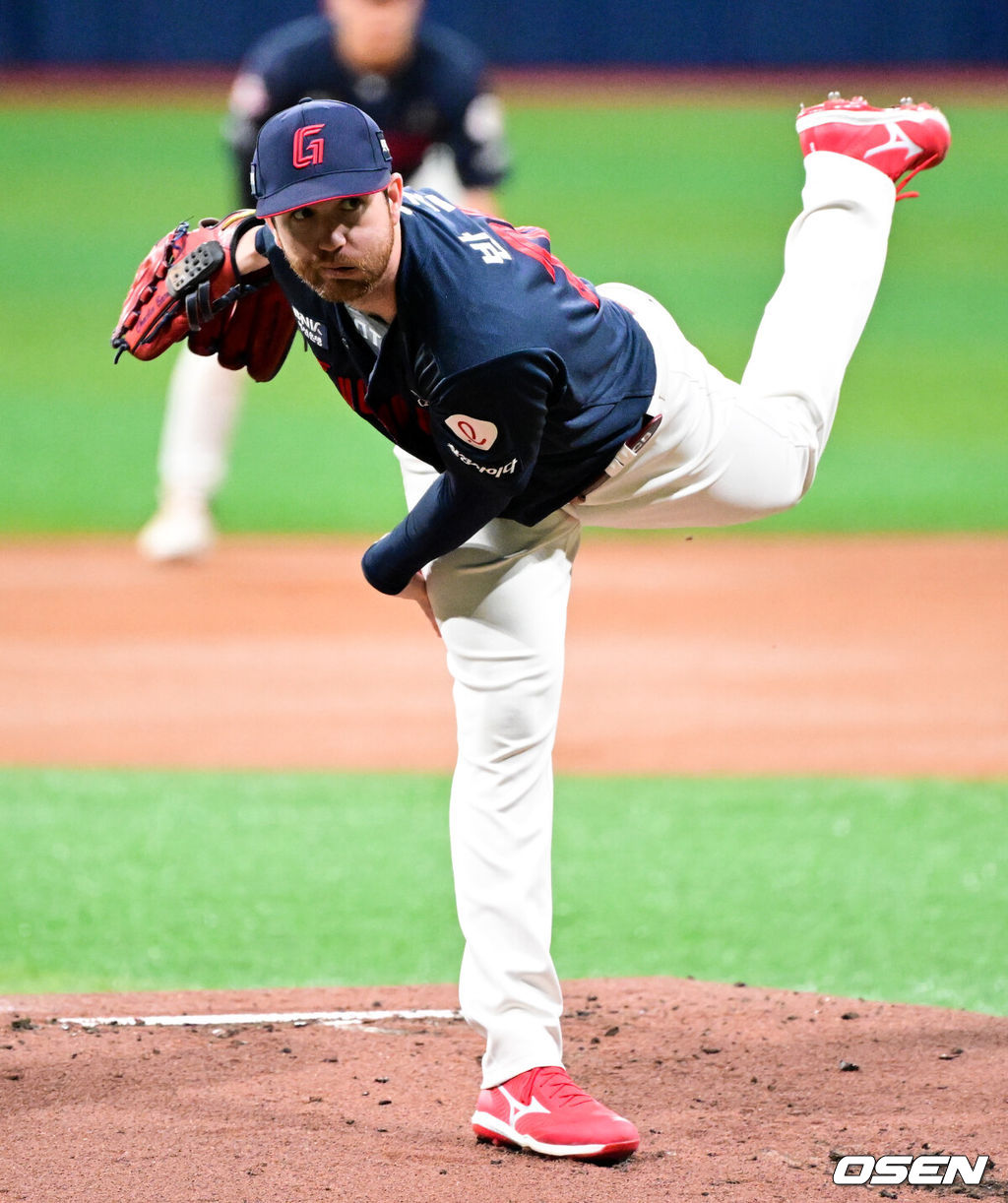 29일 오후 서울 고척스카이돔에서 ‘2025 신한 SOL BANK KBO리그’ 키움 히어로즈와 롯데 자이언츠의 경기가 진행됐다.이날 경기에서 키움은 김윤하를, 롯데는 반즈를 선발투수로 내세웠다.1회말 롯데 선발 반즈가 역투를 하고 있다. 2025.04.29 /cej@osen.co.kr