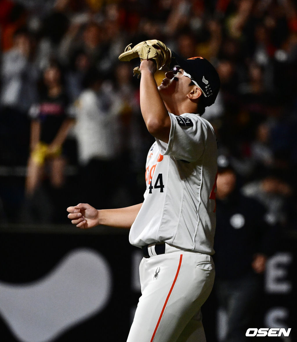 한화가 29일 대전 한화생명볼파크에서 열린 2025 신한 SOL Bank KBO리그 LG와의 홈경기를 3-2로 승리했다. 선발투수 라이언 와이스가 6이닝 4피안타(1피홈런) 2볼넷 2사구 3탈삼진 2실점으로 최근 4경기 연속 승리를 거두며 시즌 4승째를 올렸고, 심우준의 이적 첫 홈런이 결승타가 됐다. 이진영도 동점 솔로 홈런 포함 멀티 출루 활약을 했다. 평일 야간 경기에도 시즌 12번째 대전 홈경기 만원 관중(1만7000명) 앞에서 3연승을 달린 한화는 시즌 18승13패를 마크, 1위 LG(20승10패)에 2.5경기 차이로 따라붙으며 9연전 스타트를 기분 좋게 끊었다. 반면 시즌 첫 3연패에 빠진 LG는 최근 8경기 2승6패로 기세가 완전히 꺾였다. 경기를 마치고 한화 김서현이 승리를 기뻐하고 있다. 2025.04.29 /jpnews@osen.co.kr