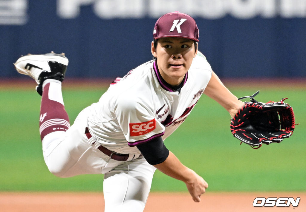 29일 오후 서울 고척스카이돔에서 ‘2025 신한 SOL BANK KBO리그’  키움 히어로즈와 롯데 자이언츠의 경기가 진행됐다.이날 경기에서 키움은 김윤하를, 롯데는 반즈를 선발투수로 내세웠다.1회초 키움 선발 김윤하가 역투하고 있다. 2025.04.29 /cej@osen.co.kr