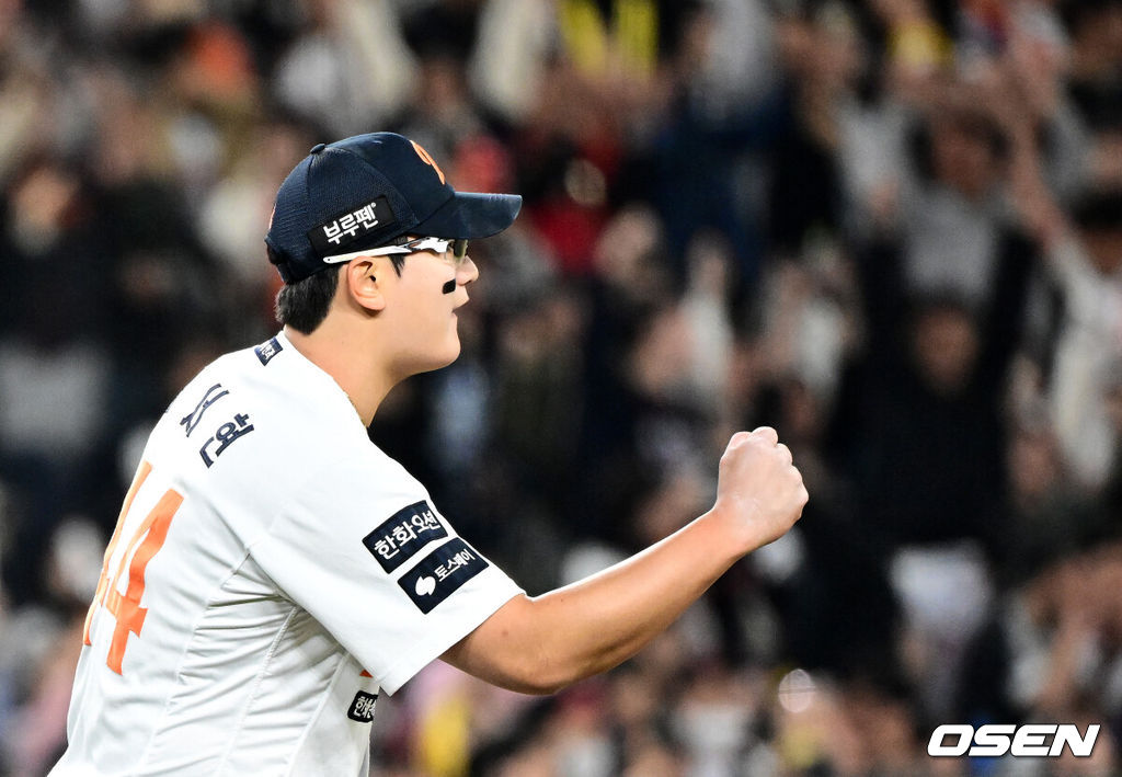 한화가 29일 대전 한화생명볼파크에서 열린 2025 신한 SOL Bank KBO리그 LG와의 홈경기를 3-2로 승리했다. 선발투수 라이언 와이스가 6이닝 4피안타(1피홈런) 2볼넷 2사구 3탈삼진 2실점으로 최근 4경기 연속 승리를 거두며 시즌 4승째를 올렸고, 심우준의 이적 첫 홈런이 결승타가 됐다. 이진영도 동점 솔로 홈런 포함 멀티 출루 활약을 했다. 평일 야간 경기에도 시즌 12번째 대전 홈경기 만원 관중(1만7000명) 앞에서 3연승을 달린 한화는 시즌 18승13패를 마크, 1위 LG(20승10패)에 2.5경기 차이로 따라붙으며 9연전 스타트를 기분 좋게 끊었다. 반면 시즌 첫 3연패에 빠진 LG는 최근 8경기 2승6패로 기세가 완전히 꺾였다. 경기를 마치고 한화 김서현이 승리를 기뻐하고 있다. 2025.04.29 /jpnews@osen.co.kr