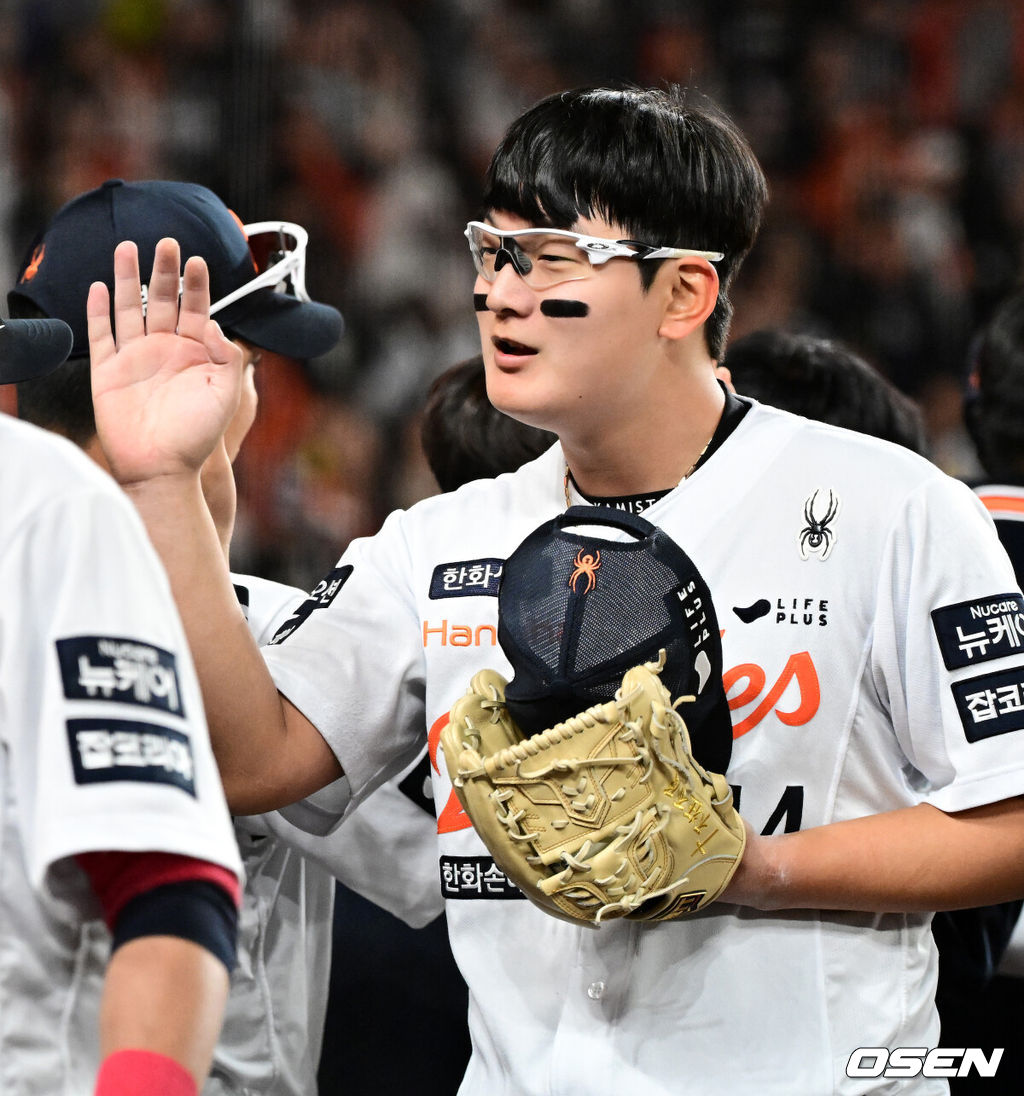 한화가 29일 대전 한화생명볼파크에서 열린 2025 신한 SOL Bank KBO리그 LG와의 홈경기를 3-2로 승리했다. 선발투수 라이언 와이스가 6이닝 4피안타(1피홈런) 2볼넷 2사구 3탈삼진 2실점으로 최근 4경기 연속 승리를 거두며 시즌 4승째를 올렸고, 심우준의 이적 첫 홈런이 결승타가 됐다. 이진영도 동점 솔로 홈런 포함 멀티 출루 활약을 했다. 평일 야간 경기에도 시즌 12번째 대전 홈경기 만원 관중(1만7000명) 앞에서 3연승을 달린 한화는 시즌 18승13패를 마크, 1위 LG(20승10패)에 2.5경기 차이로 따라붙으며 9연전 스타트를 기분 좋게 끊었다. 반면 시즌 첫 3연패에 빠진 LG는 최근 8경기 2승6패로 기세가 완전히 꺾였다. 경기를 마치고 한화 김서현이 승리를 기뻐하고 있다. 2025.04.29 /jpnews@osen.co.kr