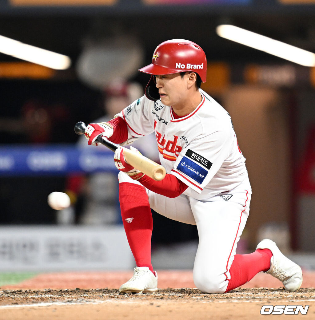 29일 오후 인천 SSG랜더스필드에서 2025 신한 SOL Bank KBO리그 SSG 랜더스와 삼성 라이온즈 경기가 열렸다.SSG는 미치 화이트, 삼성은 최원태를 선발 투수로 내세웠다.8회말 무사 1,2루에서 SSG 최상민이 번트를 실패하고 있다. 2025.04.29 /sunday@osen.co.kr