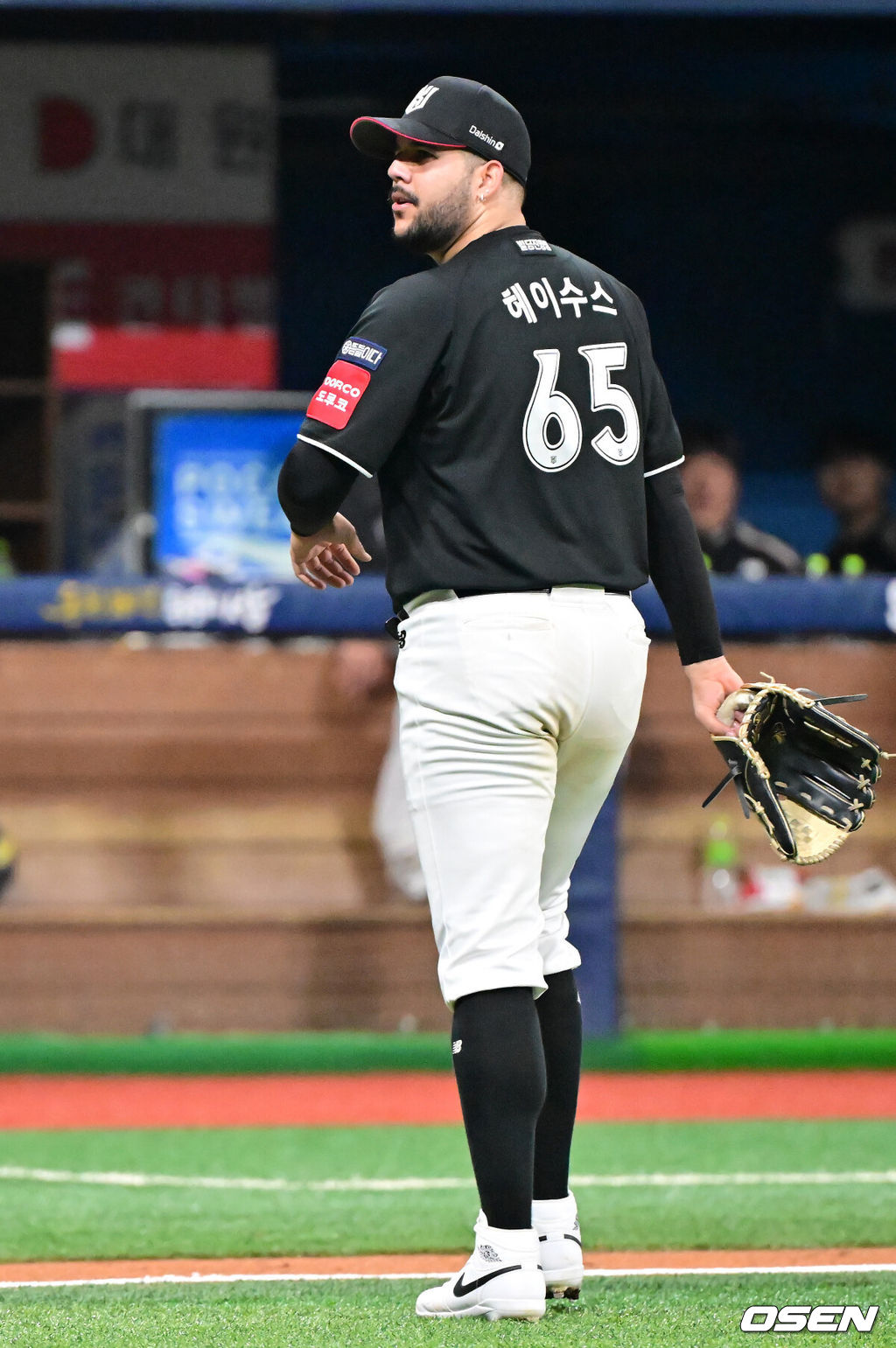 18일 오후 서울 고척스카이돔에서 ‘2025 신한 SOL BANK KBO리그’ 키움 히어로즈와 KT 위즈의 경기가 진행됐다.이날 키움은 전준표를, KT는 헤이수스를 선발투수로 내세웠다. 5회말 2사 주자 1루 키움 임지열 타석에서 KT 선발 헤이수스가 교체되고 있다. 2025.04.18 / rumi@osen.co.kr