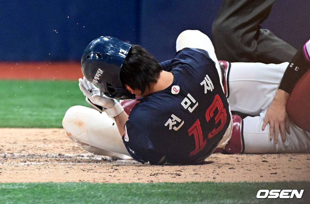 29일 오후 서울 고척스카이돔에서 ‘2025 신한 SOL BANK KBO리그’  키움 히어로즈와 롯데 자이언츠의 경기가 진행됐다.이날 경기에서 키움은 김윤하를, 롯데는 반즈를 선발투수로 내세웠다.7회초 1사 1,2루 롯데 전민재가 키움 양지율에게 헤드샷을 맞은 뒤 쓰러지고 있다.  2025.04.29 /cej@osen.co.kr