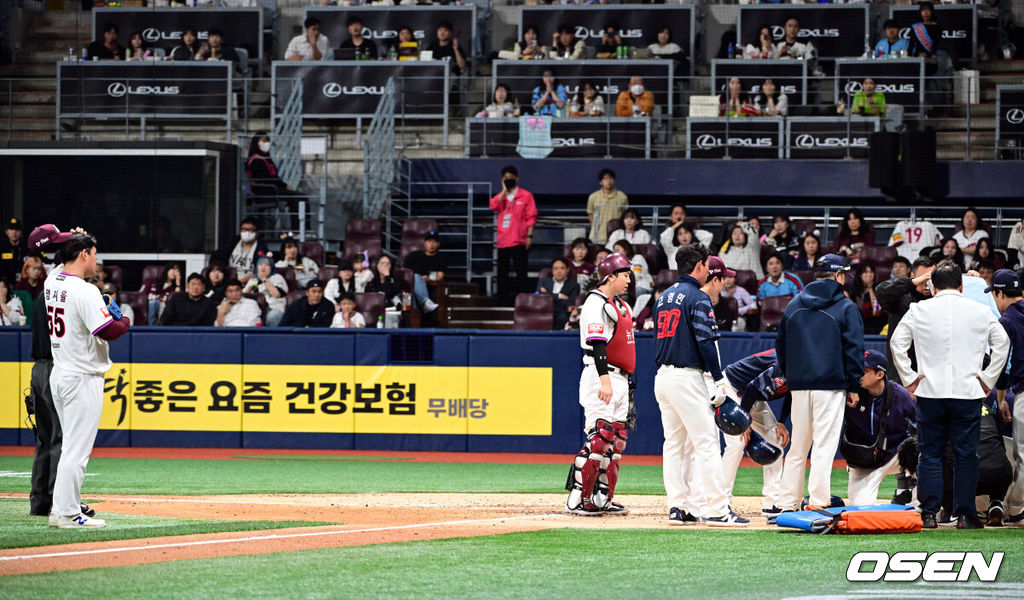 29일 오후 서울 고척스카이돔에서 ‘2025 신한 SOL BANK KBO리그’  키움 히어로즈와 롯데 자이언츠의 경기가 진행됐다.이날 경기에서 키움은 김윤하를, 롯데는 반즈를 선발투수로 내세웠다.7회초 1사 1,2루 롯데 전민재가 키움 양지율에게 헤드샷을 맞은 뒤 들것에 실려나가고 있다. 걱정하는 양지율(왼쪽). 2025.04.29 /cej@osen.co.kr