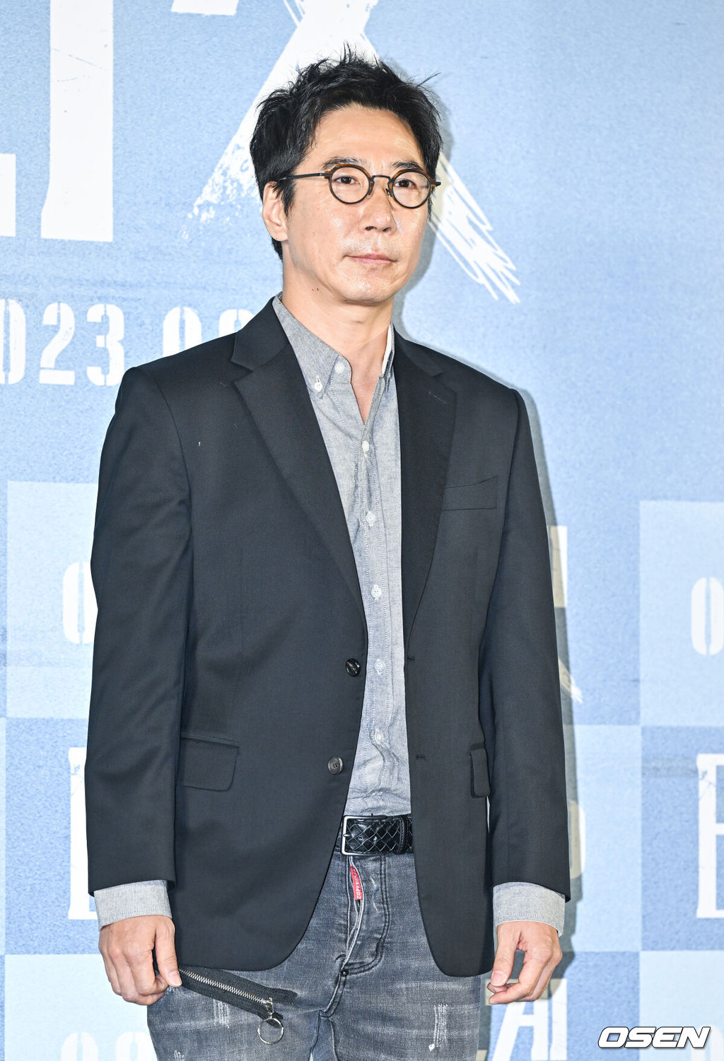 9일 오전 서울 성동구 성수 메가박스에서 영화 ‘타켓’ 제작보고회가 진행됐다.영화 '타겟'은 중고거래로 범죄의 표적이 된 수현의 일상 속에서 벌어지는 서스펜스를 담은 스릴러로 배우 신혜선, 김성균, 이주영이 출연한다.박희곤 감독이 포즈를 취하고 있다.  2023.08.09  / soul1014@osen.co.kr