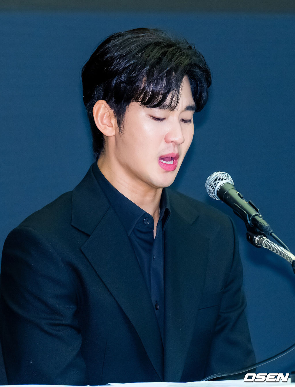 31일 오후 서울 마포구 상암동 스탠포드호텔에서 김수현 기자회견이 열렸다.배우 김수현은 故김새론 사망 이후 그를 휘감은 미성년자 열애 의혹 등에 대한 기자회견에 참석한다. 고인 사망 후 44일 만이며, 김수현은 법무법인 엘케이비앤파트너스 김종복 변호사와 함께 참석한다. 다만 기자회견에서 질의응답은 이뤄지지 않는다.배우 김수현이 기자회견을 하며 눈물을 흘리고 있다. 2025.03.31 / rumi@osen.co.kr