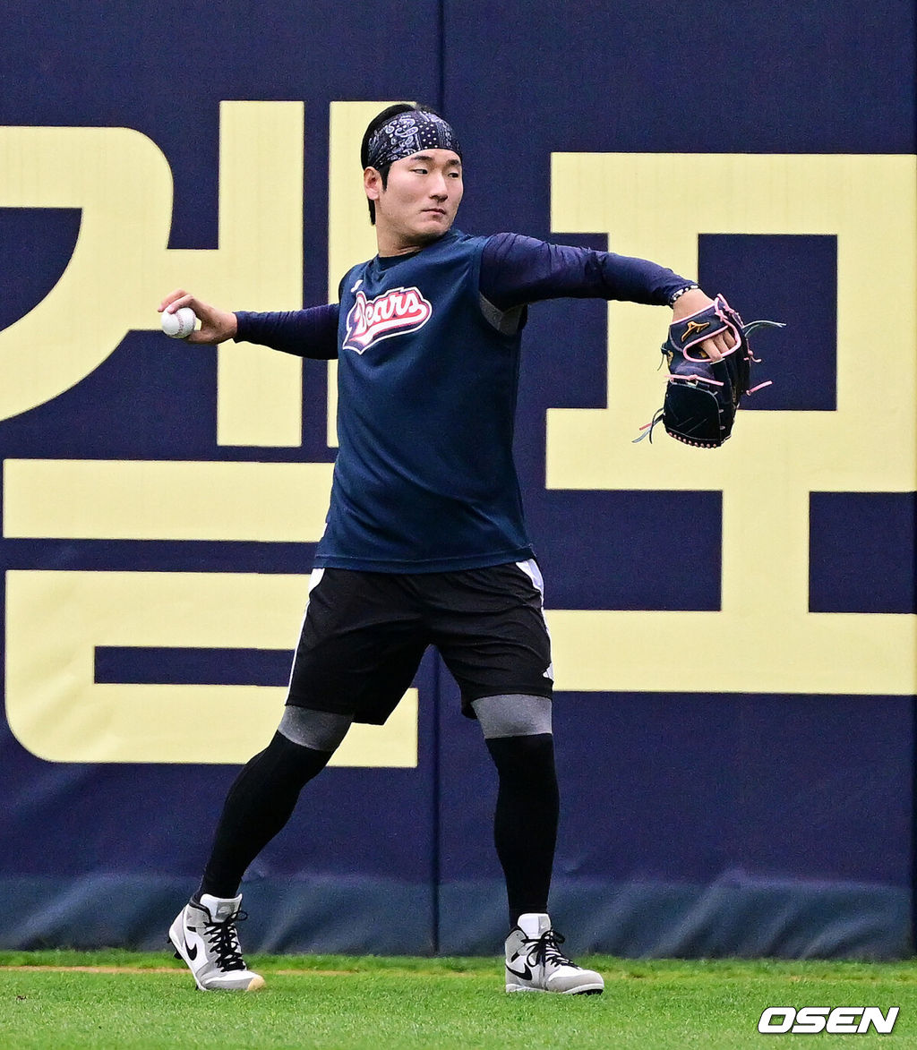 19일 오후 서울 잠실구장에서 2025 신한 SOL뱅크 KBO리그 두산 베어스와 KIA 타이거즈의 경기가 열린다.이날 두산은 최원준, KIA는 아담 올러를 선발로 내세웠다.두산 곽빈이 훈련을 하고 있다. 2025.04.19 / jpnews@osen.co.kr