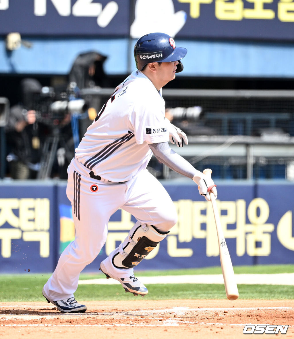 26일 오후 서울 잠실야구장에서 2025 신한 SOL Bank KBO리그 두산 베어스와 롯데 자이언츠의 경기가 열렸다.두산은 잭로그, 롯데는 나균안을 선발 투수로 내세웠다.2회말 1사 1,2루 두산 김기연이 중전 적시타를 치고 있다. 2025.04.26