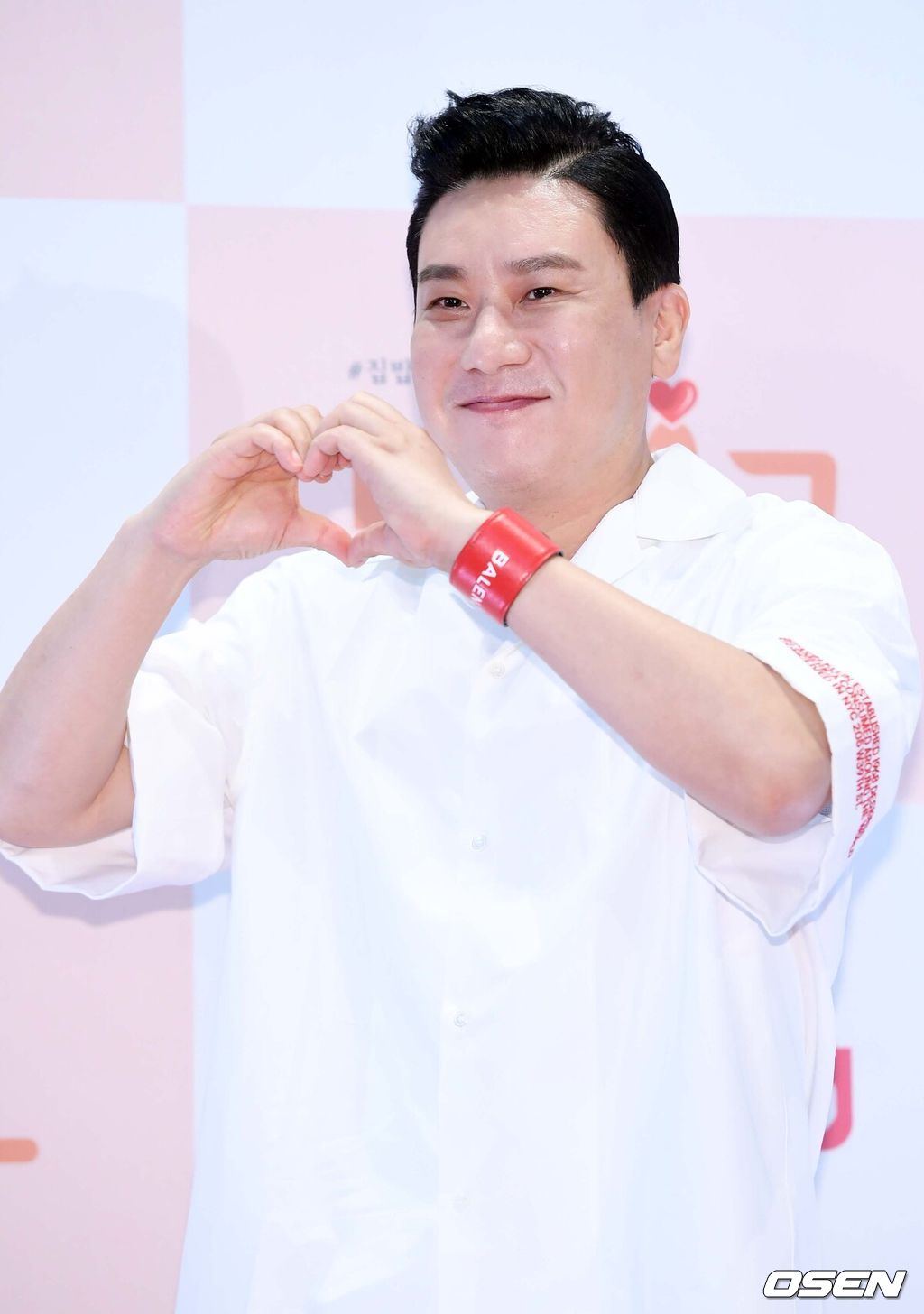 19일 오전 서울 마포구 상암동 DDMC 빌딩 미디어가든서 스카이드라마 '밥친구' 제작발표회가 진행됐다.무대 위에서 이상민이 포토타임을 갖고 있다. / rumi@osen.co.kr