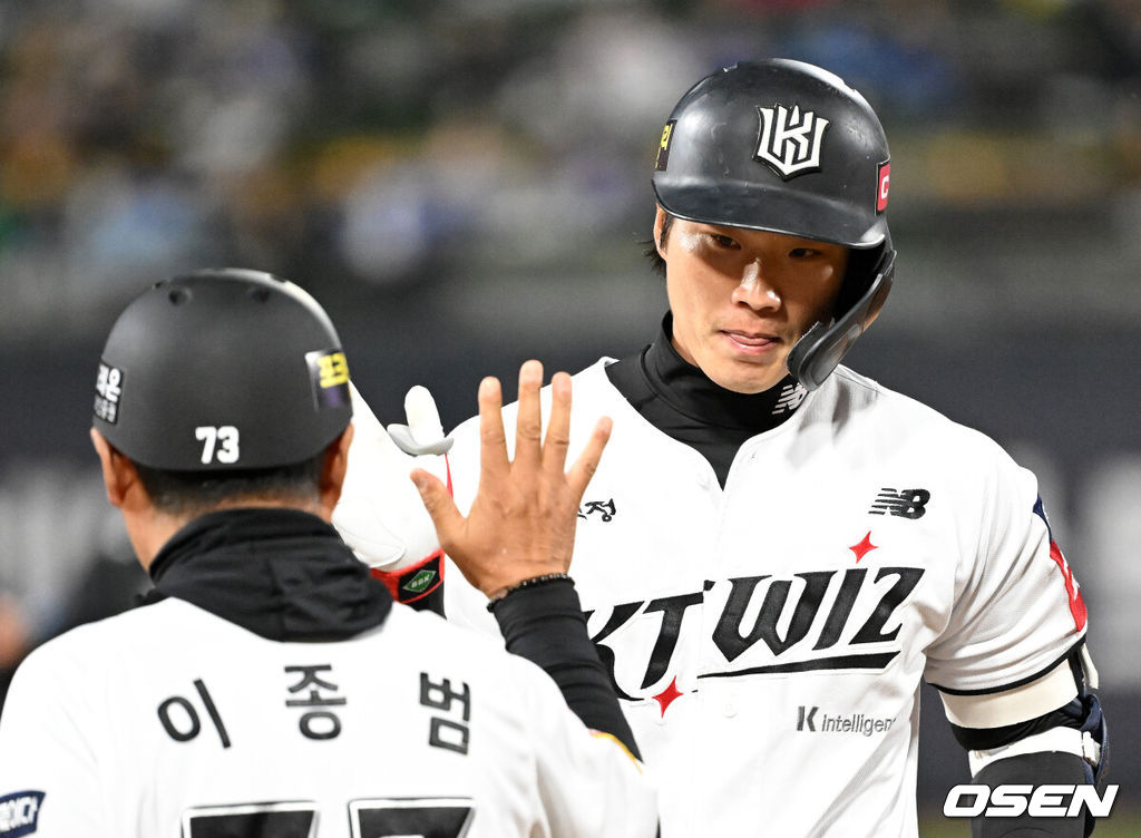 11일 오후 수원 KT위즈파크에서 2025 신한 SOL Bank KBO리그 KT 위즈와 삼성 라이온즈의 경기가 열렸다.4회말 1사 2루에서 KT 장준원이 우중간 적시 2루타를 치고 있다.  2025.04.11 /sunday@osen.co.kr