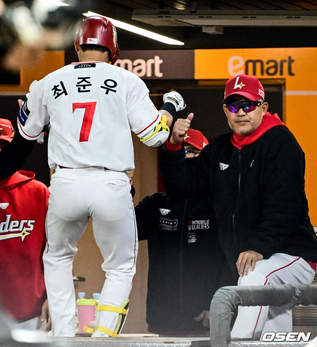 30일 오후 인천 SSG랜더스필드에서 2025 신한 SOL Bank KBO리그 SSG 랜더스와 삼성 라이온즈 경기가 열렸다.이날 경기에 SSG는 문승원, 삼성은 원태인을 선발 투수로 내세웠다.연장 10회말 1사 1루 SSG 최준우가 동점 우월 투런 홈런을 날린 뒤 이숭용 감독의 환영을 받고 있다. 2025.04.30 /cej@osen.co.kr