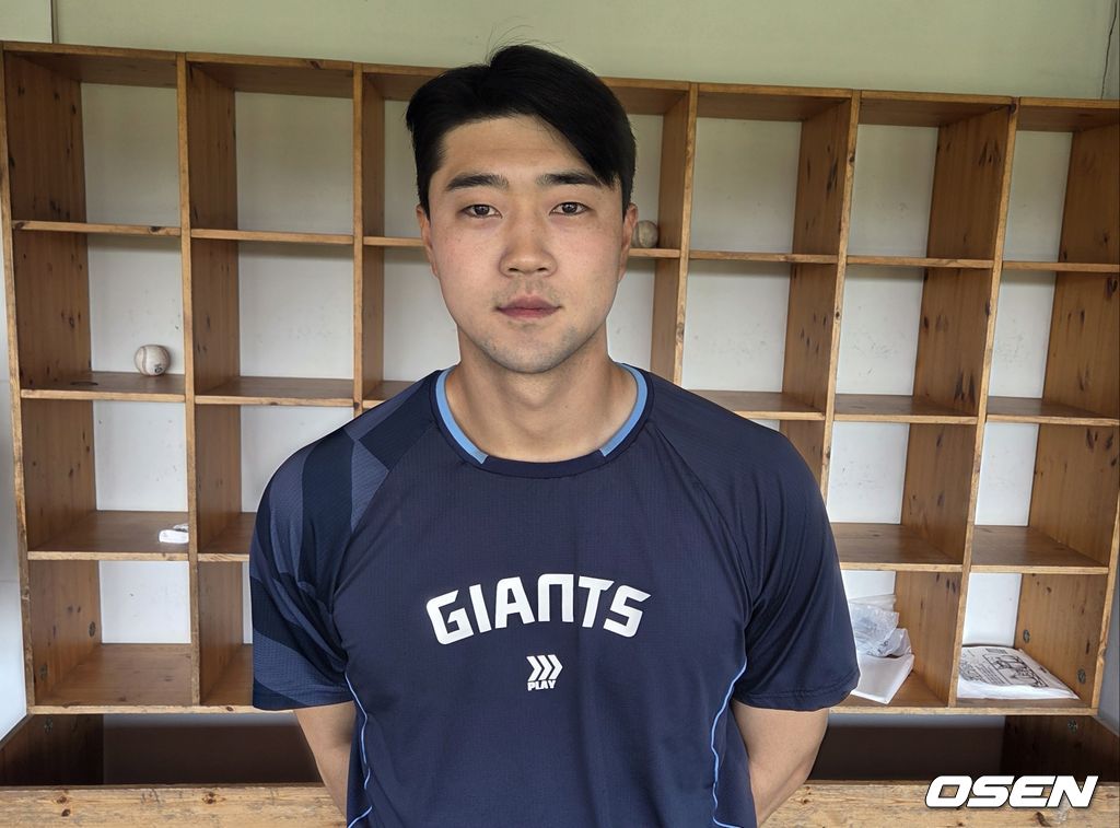 롯데 자이언츠 투수 윤성빈이 30일 이천 LG챔피언스파크에서 인터뷰를 하고 있다. /orange@osen.co.kr