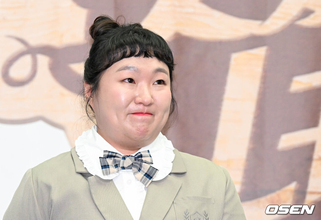 IHQ 예능프로그램 ‘맛있는 녀석들’ 제작발표회가 20일 오후 서울 마포구 스탠포드호텔에서 열렸다.코미디언 이수지가 시어머니 이야기를 하며 눈물을 보이고 있다.2023.04.20 /cej@osen.co.kr