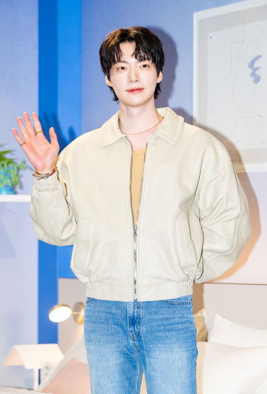 3일 오후 서울 성수동 XYZ 서울에서 CJ온스타일 성수 쇼케이스 팝업 스토어 오픈 기념행사가 진행됐다.성수 쇼케이스 팝업은 CJ온스타일이 상반기와 하반기 연 2회 진행하는 초대형 쇼핑 캠페인으로 그간 모바일, TV에서 만나던 성수 쇼케이스 팝업을 오프라인에서 만나는 건 이번이 처음이다.배우 안재현이 포즈를 취하고 있다.  2025.04.03 / soul1014@osen.co.kr