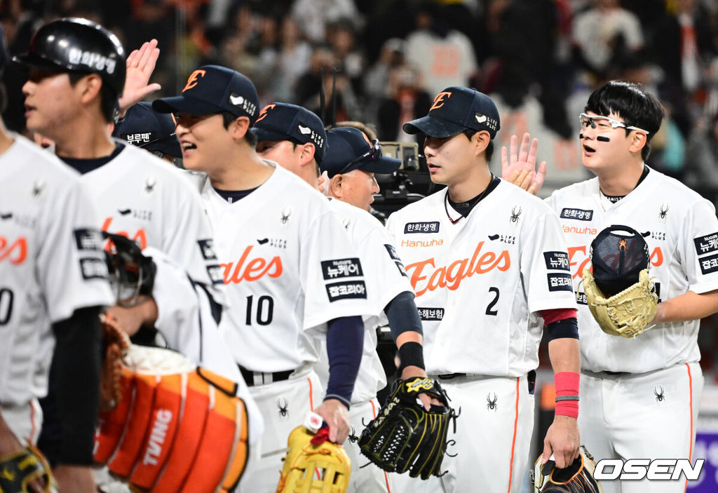 한화가 29일 대전 한화생명볼파크에서 열린 2025 신한 SOL Bank KBO리그 LG와의 홈경기를 3-2로 승리했다. 경기를 마치고 한화 김경문 감독이 선수들과 승리 하이파이브를 하고 있다. 2025.04.29 /jpnews@osen.co.kr