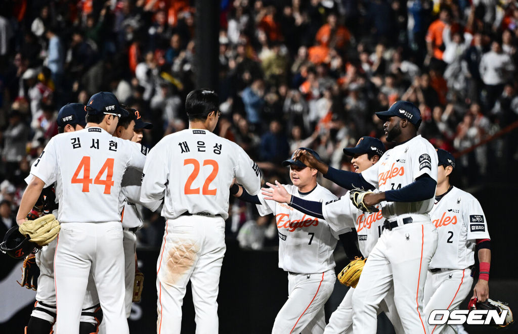 한화가 29일 대전 한화생명볼파크에서 열린 2025 신한 SOL Bank KBO리그 LG와의 홈경기를 3-2로 승리했다. 경기를 마치고 한화 선수들이 승리 하이파이브를 하고 있다. 2025.04.29 /jpnews@osen.co.kr