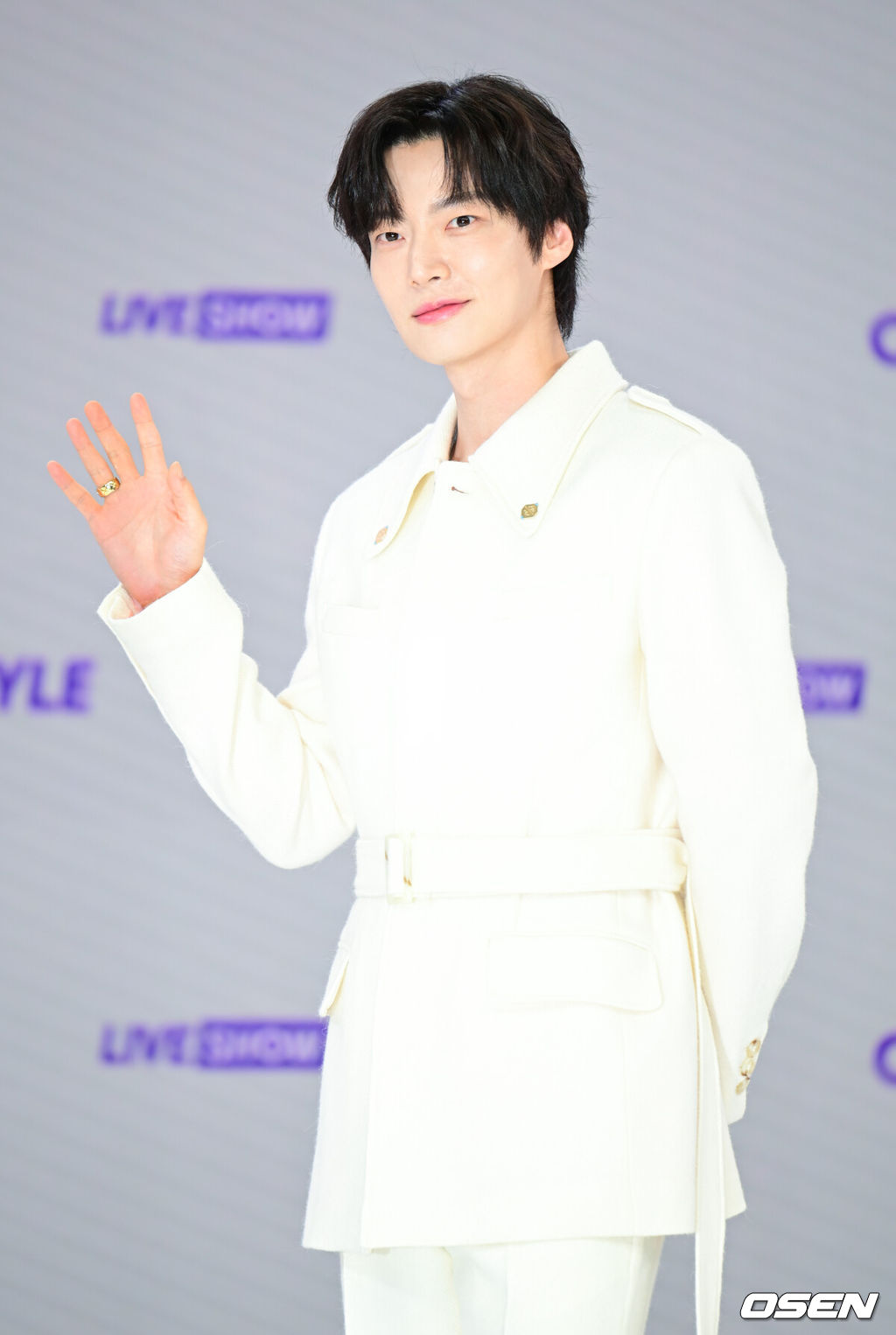 22일 오전 서울 서초구 CJ ENM 커머스부문 사옥에서 CJ 온스타일 ‘초대형 모바일 라이브쇼’ 제작발표회가 열렸다. 이날 행사에는 배우 한예슬, 안재현, 방송인 김소영, 가수 소유, 선예가 참석했다. 배우 안재현이 포토타임을 갖고 있다. 2024.08.22 / ksl0919@osen.co.kr