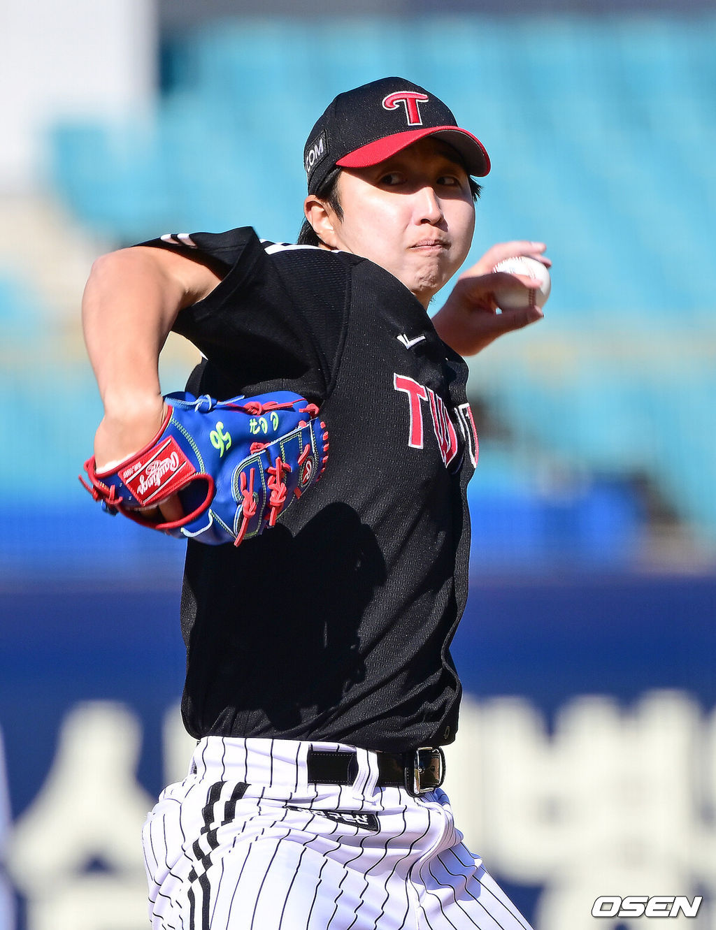 14일 오후 대구 삼성라이온즈파크에 2025 신한 SOL뱅크 KBO 리그 시범경기 삼성 라이온즈와 LG 트윈스의 경기가 열렸다.KBO리그 10개 구단은 오는 18일까지 시범경기 10경기를 소화한다. 2025시즌 개막전은 오는 22일 개최된다. 개막전 매치업은 LG-롯데(서울 잠실구장), KIA-NC(광주-기아챔피언스필드), SSG-두산(인천 SSG랜더스필드), KT-한화(수원 KT위즈파크), 삼성-키움(대구 삼성라이온즈파크)이다.7회말 LG 최채흥이 마운드에 올라 힘차게 공을 뿌리고 있다. 2025.03.14 / ksl0919@osen.co.kr