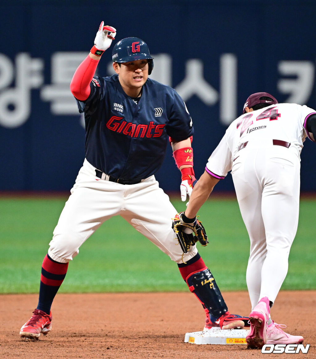 29일 오후 서울 고척스카이돔에서 ‘2025 신한 SOL BANK KBO리그’ 키움 히어로즈와 롯데 자이언츠의 경기가 진행됐다.이날 경기에서 키움은 김윤하를, 롯데는 반즈를 선발투수로 내세웠다.2회초 2사 2,3루 롯데 유강남이 역전 2타점 2루타를 날린 뒤 세리머니를 하고 있다. 2025.04.29 /cej@osen.co.kr