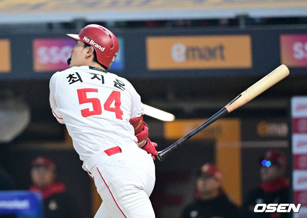 1일 오후 인천 SSG랜더스필드에서 ‘2025 신한 SOL Bank KBO리그’ SSG 랜더스와 삼성 라이온즈의 경기가 열렸다.이날 홈팀 SSG는 송영진, 방문팀 삼성은 이승현을 선발로 내세웠다.3회말 1사 1루 상황 SSG 최지훈이 역전 좌월 투런포를 날리고 있다. 2025.05.01 / dreamer@osen.co.kr