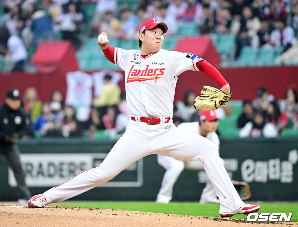 1일 오후 인천 SSG랜더스필드에서 ‘2025 신한 SOL Bank KBO리그’ SSG 랜더스와 삼성 라이온즈의 경기가 열렸다.이날 홈팀 SSG는 송영진, 방문팀 삼성은 이승현을 선발로 내세웠다.2회초 SSG 선발 송영진이 힘차게 공을 뿌리고 있다. 2025.05.01 / dreamer@osen.co.kr