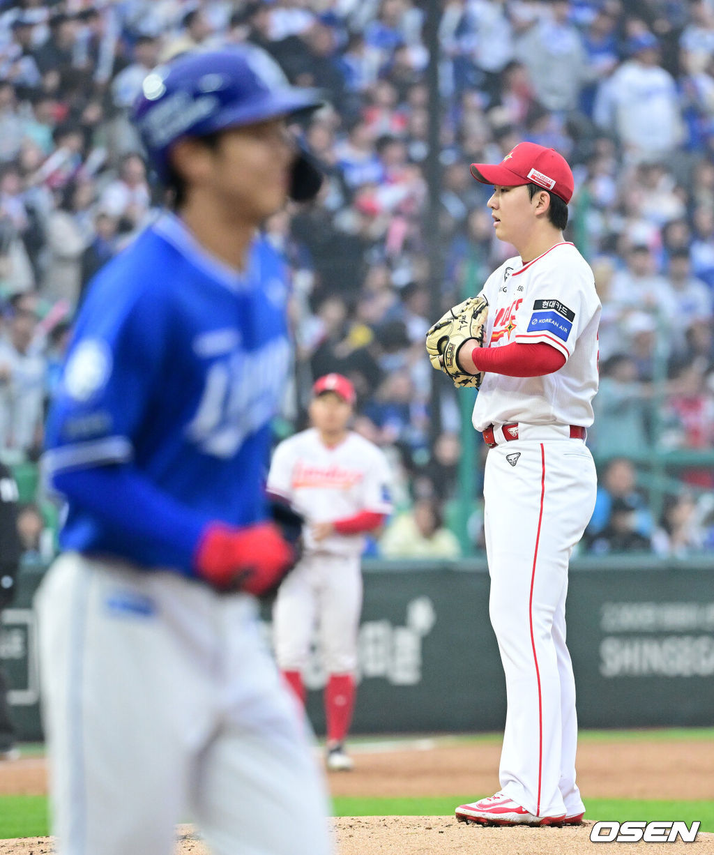 1일 오후 인천 SSG랜더스필드에서 ‘2025 신한 SOL Bank KBO리그’ SSG 랜더스와 삼성 라이온즈의 경기가 열렸다.이날 홈팀 SSG는 송영진, 방문팀 삼성은 이승현을 선발로 내세웠다.1회초 2사 만루 상황 삼성 이재현에게 밀어내기 볼넷을 내준 SSG 선발 송영진이 아쉬워하고 있다. 2025.05.01 / dreamer@osen.co.kr