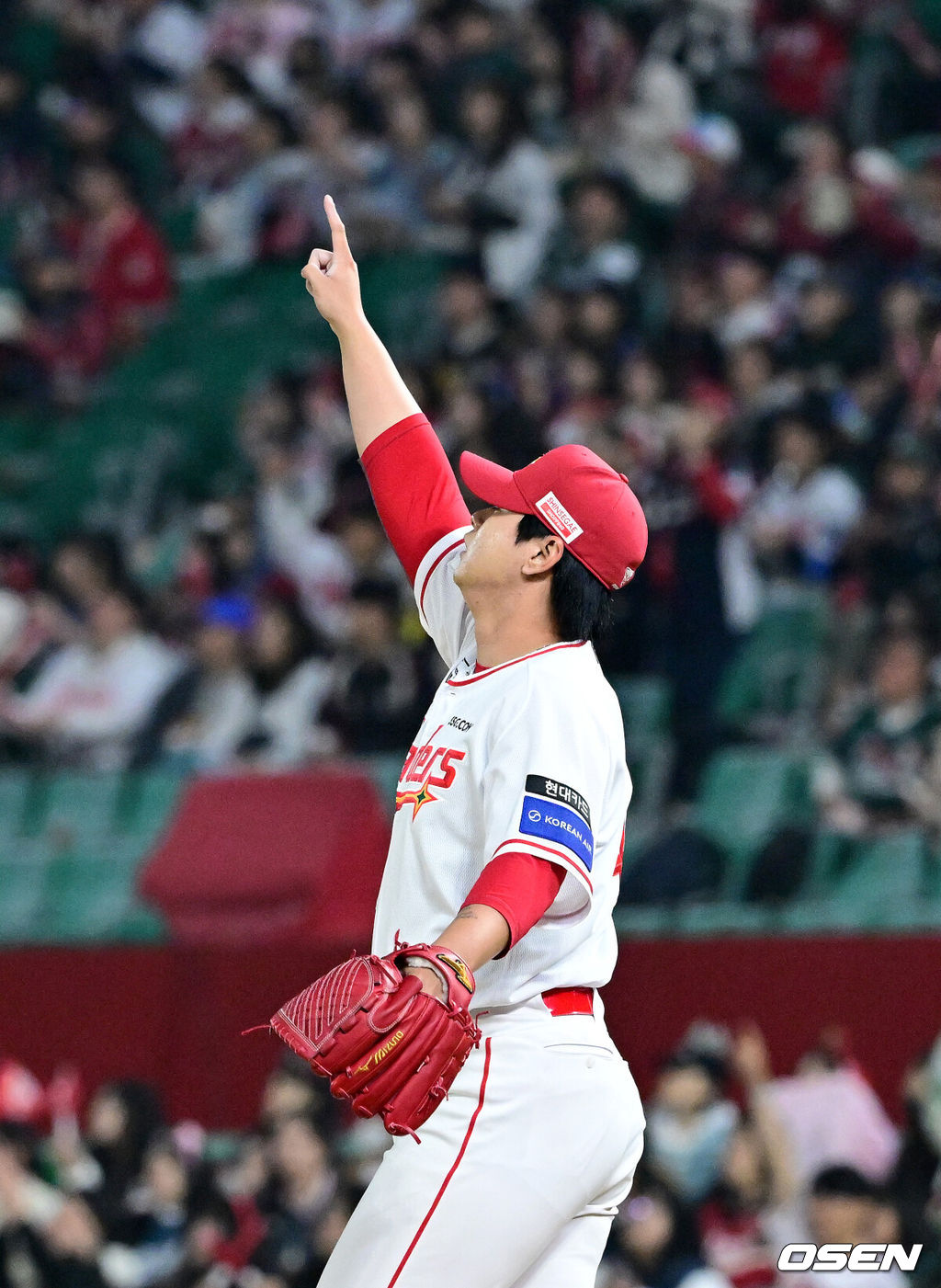 1일 오후 인천 SSG랜더스필드에서 ‘2025 신한 SOL Bank KBO리그’ SSG 랜더스와 삼성 라이온즈의 경기가 열렸다.이날 홈팀 SSG는 송영진, 방문팀 삼성은 이승현을 선발로 내세웠다.6회초 2사 1, 2루 상황 SSG 김민이 삼성 이재현을 외야 뜬공으로 이끈 뒤 타구를 손으로 가리키고 있다. 2025.05.01 / dreamer@osen.co.kr