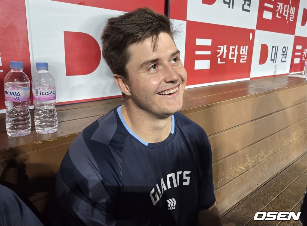  프로야구 롯데 자이언츠 외국인 투수 터커 데이비슨이 1일 고척 스카이돔에서 열린 키움 히어로즈와 경기에서 7이닝 무실점 승리를 기록한 뒤 취재진과 인터뷰를 하고 있다./orange@osen.co.kr