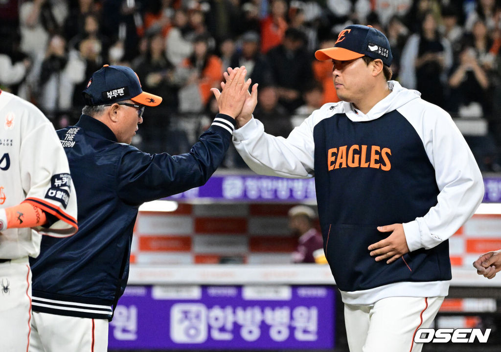 한화 김경문 감독과 류현진이 승리 하이파이브를 하고 있다. 2025.04.11 / jpnews@osen.co.kr