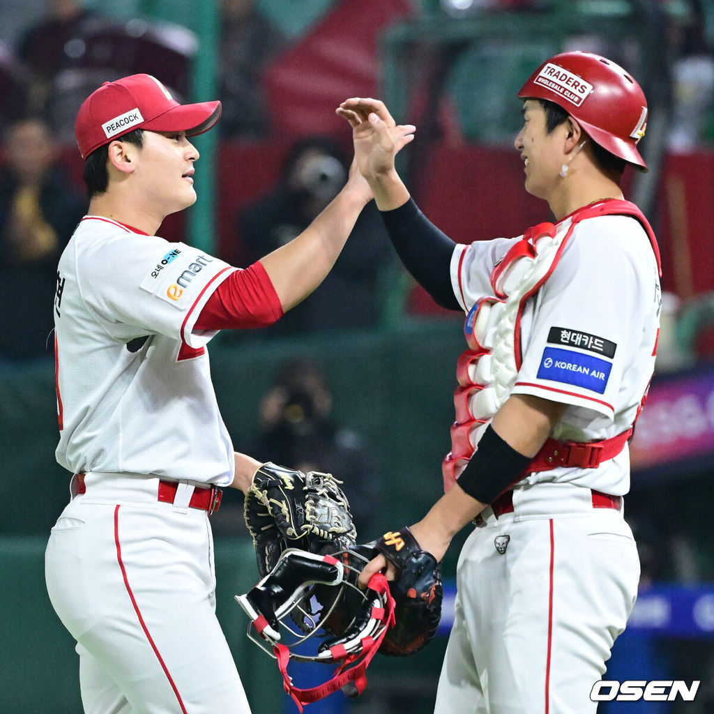 1일 오후 인천 SSG랜더스필드에서 ‘2025 신한 SOL Bank KBO리그’ SSG 랜더스와 삼성 라이온즈의 경기가 열렸다.이날 경기는 홈팀 SSG이 4-1로 승리를 거두며 3연패 탈출에 성공했다.경기를 마무리지은 SSG 투수 조병현과 포수 조형우가 인사를 나누고 있다. 2025.05.01 / dreamer@osen.co.kr