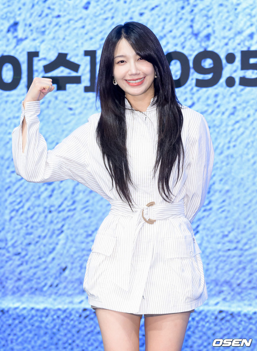 29일 오후 서울 구로구 더세인트에서 KBS 2TV 새 수목드라마 ‘24시 헬스클럽’ 제작발표회가 열렸다.‘24시 헬스클럽’은 근성이 넘치는 헬치광이 관장 도현중이 근심이 과다한 헬린이 회원들의 인생을 파격 교정하며 펼쳐지는 두근두근 근(筋)성장 코맨스(코믹 로맨스)다.배우 정은지가 포토타임을 가지고 있다. 2025.04.29 /sunday@osen.co.kr