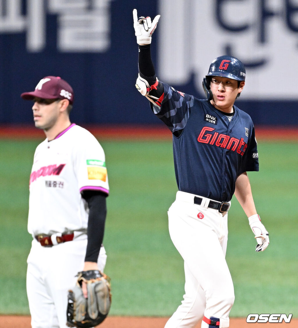 1일 오후 서울 고척스카이돔에서 2025 신한 SOL Bank KBO리그 키움 히어로즈와 롯데 자이언츠의 경기가 열렸다.키움은 조영건, 롯데는 데이비슨을 선발 투수로 내세웠다.1회초 무사 만루에서 롯데 나승엽이 2타점 좌전 적시타를 치고 환호하고 있다. 2025.05.01 /sunday@osen.co.kr