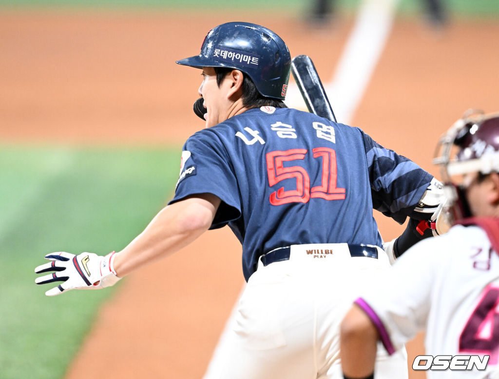 1일 오후 서울 고척스카이돔에서 2025 신한 SOL Bank KBO리그 키움 히어로즈와 롯데 자이언츠의 경기가 열렸다.키움은 조영건, 롯데는 데이비슨을 선발 투수로 내세웠다.1회초 무사 만루에서 롯데 나승엽이 2타점 좌전 적시타를 치고 있다. 2025.05.01 /sunday@osen.co.kr