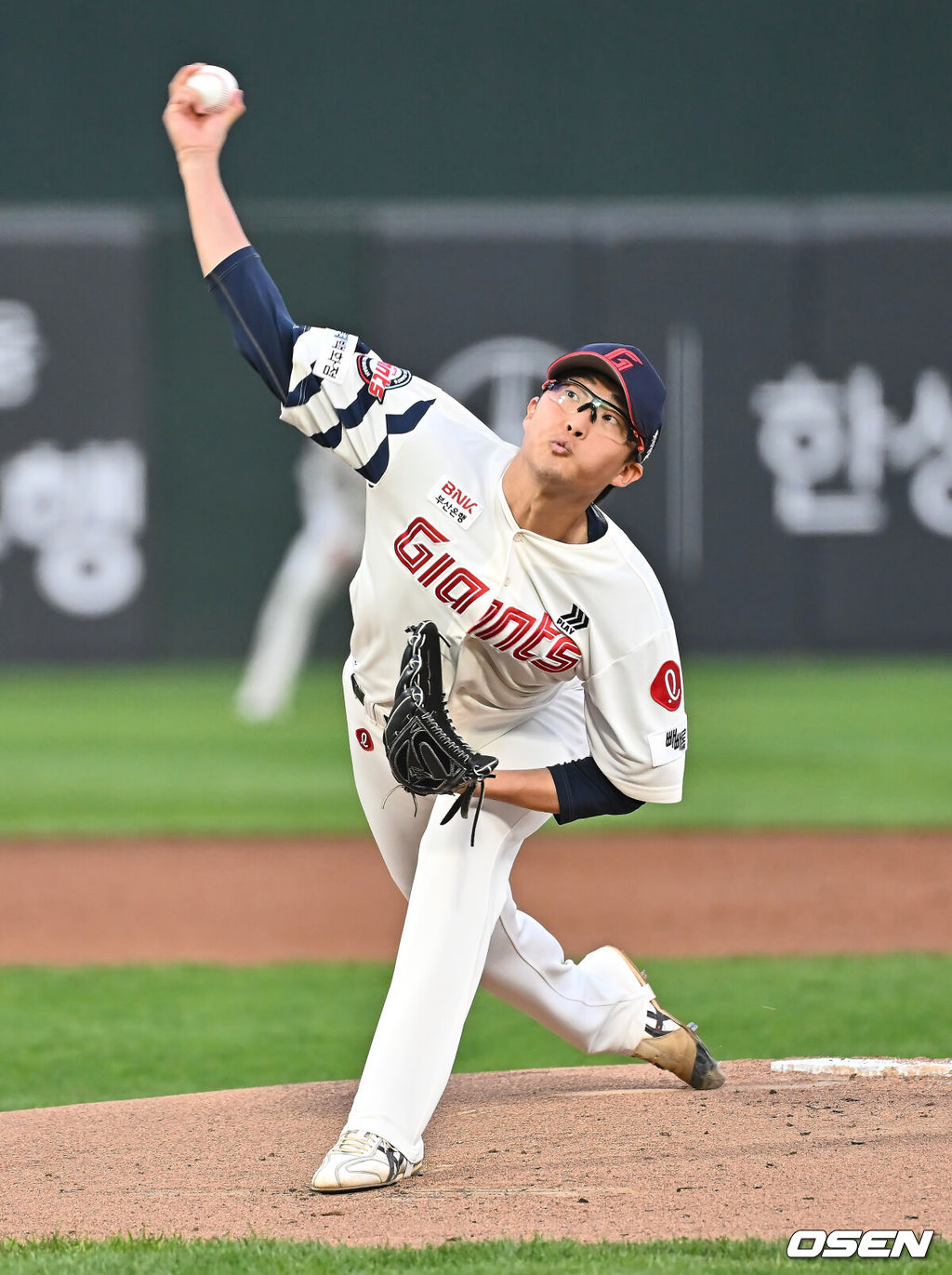 24일 부산 사직야구장에서 2025 신한 SOL 뱅크 KBO 리그 롯데 자이언츠와 한화 이글스의 경기가 열렸다. 홈팀 롯데는 박세웅, 방문팀 한화는 류현진이 선발 출전했다.롯데 자이언츠 선발 투수 박세웅이 역투하고 있다. 2025.04.24 / foto0307@osen.co.kr