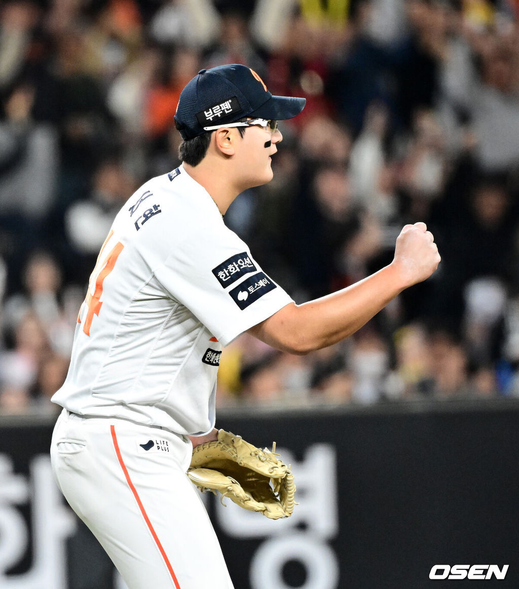 한화가 29일 대전 한화생명볼파크에서 열린 2025 신한 SOL Bank KBO리그 LG와의 홈경기를 3-2로 승리했다. 선발투수 라이언 와이스가 6이닝 4피안타(1피홈런) 2볼넷 2사구 3탈삼진 2실점으로 최근 4경기 연속 승리를 거두며 시즌 4승째를 올렸고, 심우준의 이적 첫 홈런이 결승타가 됐다. 이진영도 동점 솔로 홈런 포함 멀티 출루 활약을 했다. 평일 야간 경기에도 시즌 12번째 대전 홈경기 만원 관중(1만7000명) 앞에서 3연승을 달린 한화는 시즌 18승13패를 마크, 1위 LG(20승10패)에 2.5경기 차이로 따라붙으며 9연전 스타트를 기분 좋게 끊었다. 반면 시즌 첫 3연패에 빠진 LG는 최근 8경기 2승6패로 기세가 완전히 꺾였다. 경기를 마치고 한화 김서현이 승리를 기뻐하고 있다. 2025.04.29 /jpnews@osen.co.kr