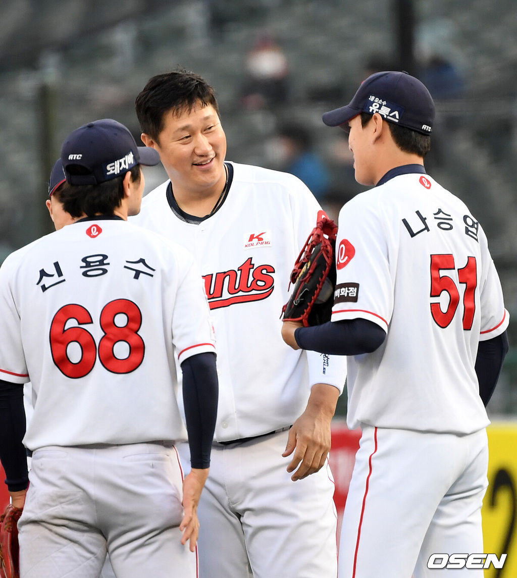 12일 오후 부산 사직야구장에서 ’2021 신한은행 SOL KBO 리그' 롯데 자이언츠와 SSG 랜더스의 경기가 열렸다.경기에 앞서 롯데 이대호가 나승엽과 이야기를 나누고 있다. /sunday@osen.co.kr