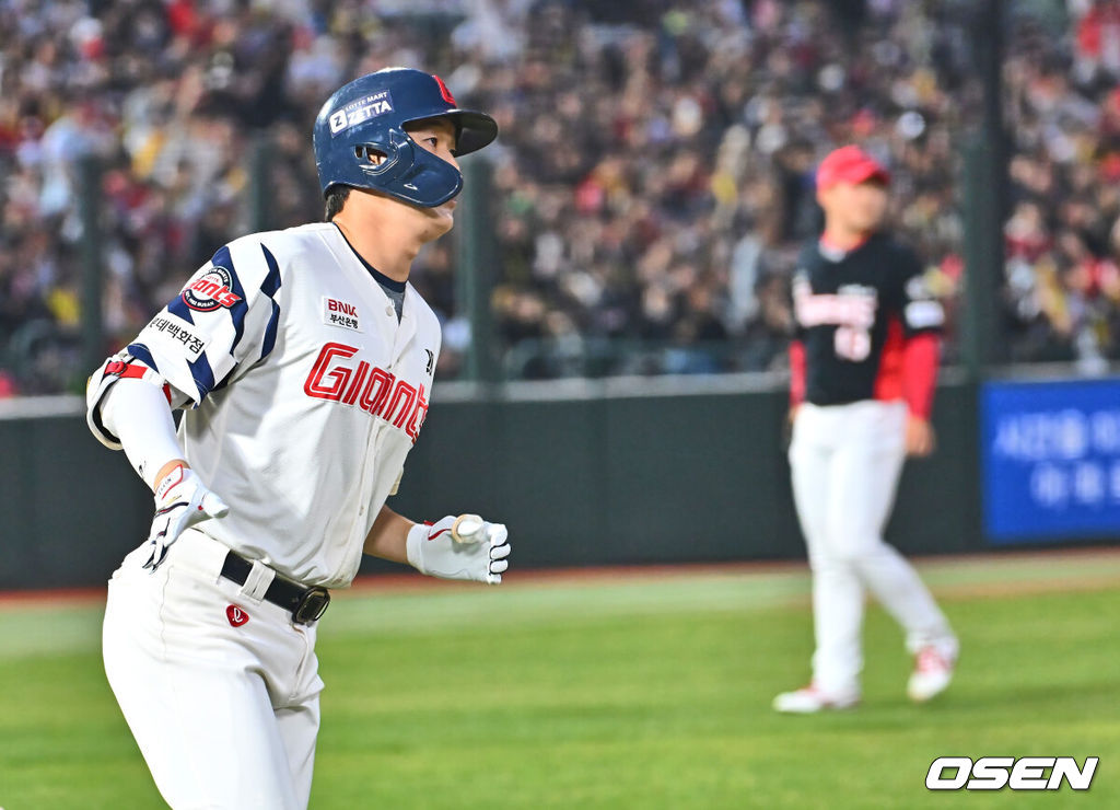 10일 부산 사직야구장에서 2025 신한 SOL 뱅크 KBO 리그 롯데 자이언츠와 KIA 타이거즈의 경기가 열렸다. 홈팀 롯데는 반즈가, 방문팀 KIA는 윤영철이 선발로 출전했다.롯데 자이언츠 나승엽이 2회말 무사 1,2루 우월 3점 홈런을 치고 그라운드를 돌고 있다. 2025.04.10 / foto0307@osen.co.kr