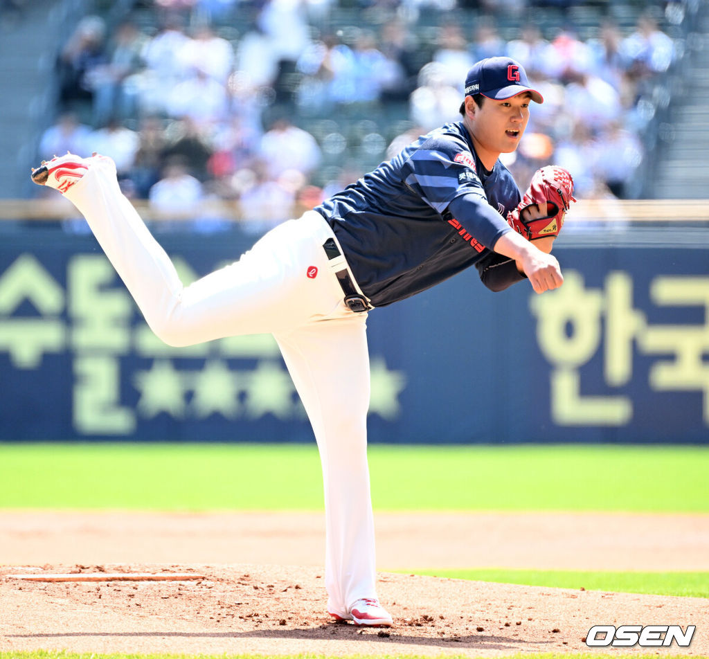26일 오후 서울 잠실야구장에서 2025 신한 SOL Bank KBO리그 두산 베어스와 롯데 자이언츠의 경기가 열렸다.두산은 잭로그, 롯데는 나균안을 선발 투수로 내세웠다.1회말 무사에서 롯데 선발투수 나균안이 역투하고 있다. 2025.04.26 /sunday@osen.co.kr