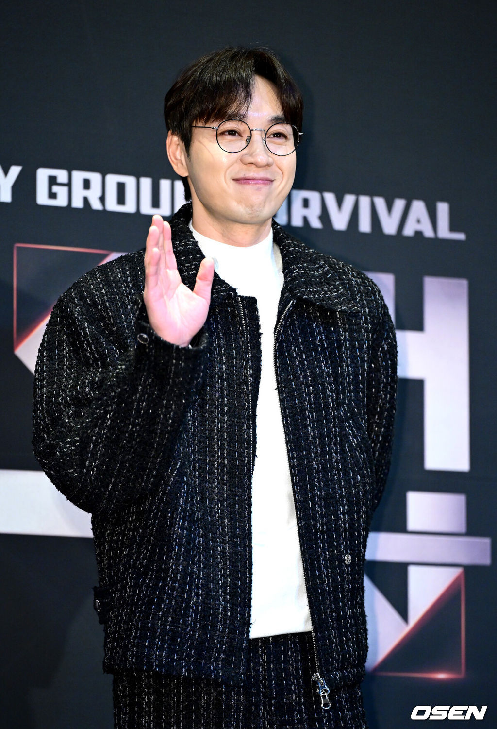 24일 오전 서울 상암동 CJ ENM 센터에서 보컬 서바이벌 프로그램 ‘빌드업’ 제작발표회가 열렸다.‘빌드업’은 장르 무관 보컬에 자신있고 보컬을 사랑하는 실력자들이 모여 최고의 보컬 보이그룹으로 거듭나는 보컬 서바이벌 프로그램이다.가수 이석훈이 무대에 올라 포토타임을 하고 있다. 2024.01.24 / dreamer@osen.co.kr