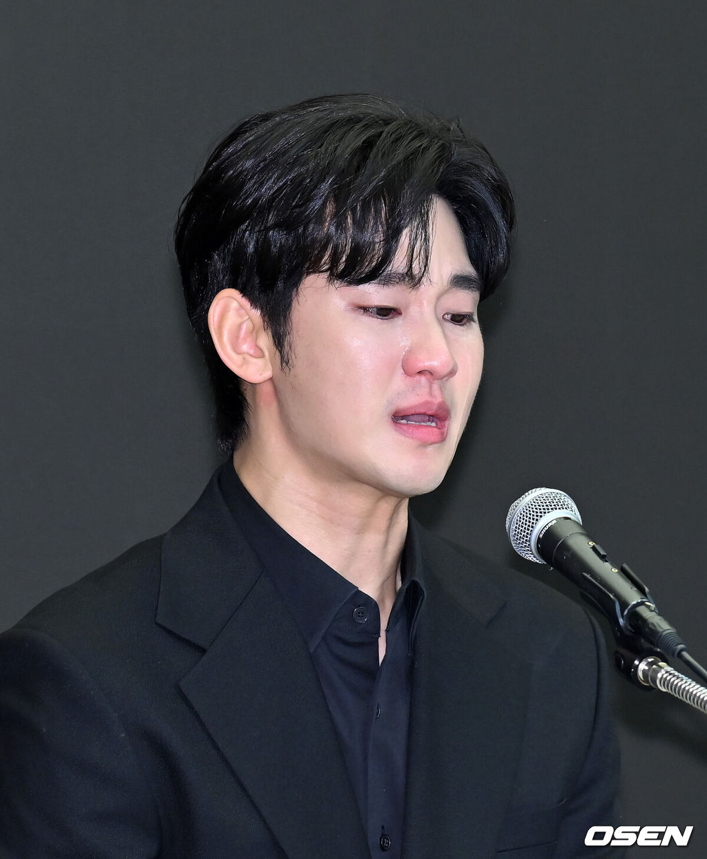 31일 오후 서울 마포구 상암동 스탠포드호텔에서 김수현 기자회견이 열렸다.배우 김수현은 故김새론 사망 이후 그를 휘감은 미성년자 열애 의혹 등에 대한 기자회견에 참석한다. 고인 사망 후 44일 만이며, 김수현은 법무법인 엘케이비앤파트너스 김종복 변호사와 함께 참석한다. 다만 기자회견에서 질의응답은 이뤄지지 않는다.배우 김수현이 기자회견을 하며 눈물을 흘리고 있다. 2025.03.31 / rumi@osen.co.kr