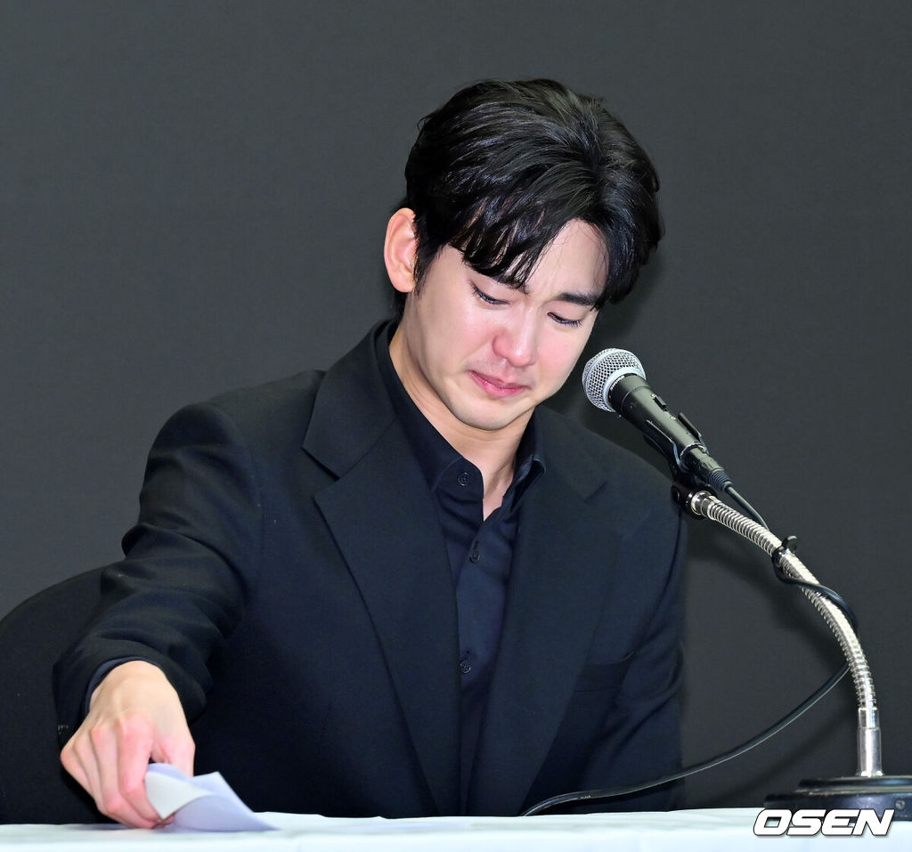 31일 오후 서울 마포구 상암동 스탠포드호텔에서 김수현 기자회견이 열렸다.배우 김수현은 故김새론 사망 이후 그를 휘감은 미성년자 열애 의혹 등에 대한 기자회견에 참석한다. 고인 사망 후 44일 만이며, 김수현은 법무법인 엘케이비앤파트너스 김종복 변호사와 함께 참석한다. 다만 기자회견에서 질의응답은 이뤄지지 않는다.배우 김수현이 기자회견을 하며 눈물을 흘리며 준비한 자료를 읽고 있다. 2025.03.31 / rumi@osen.co.kr