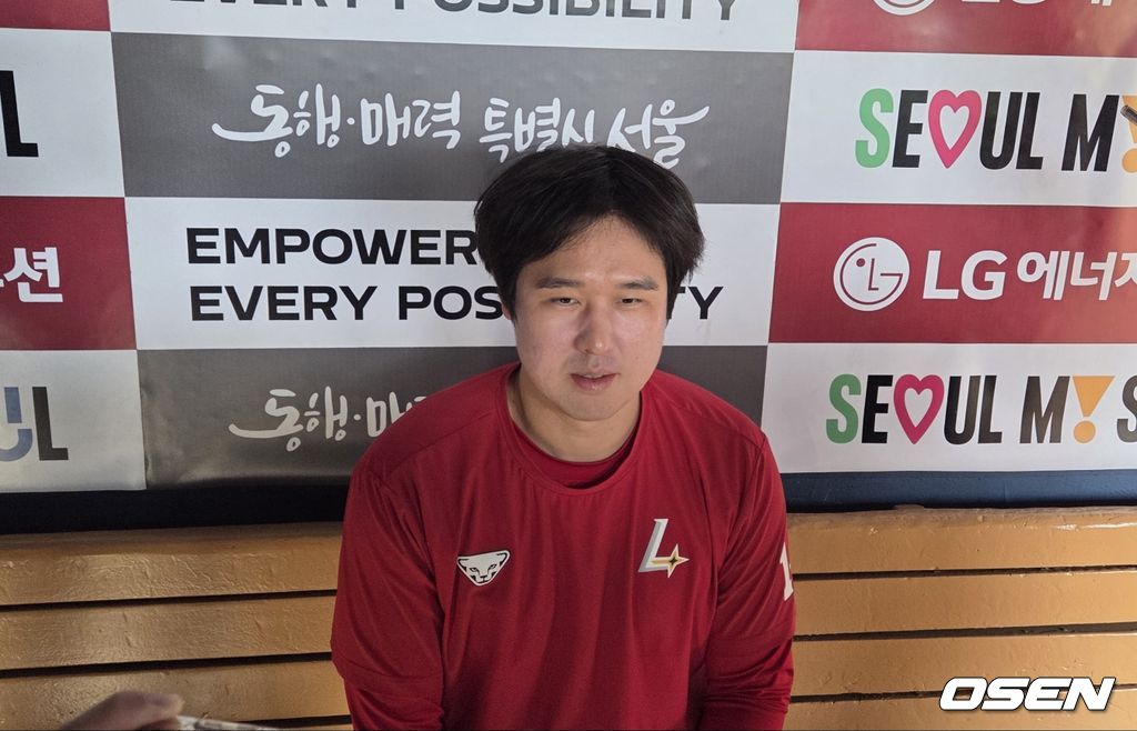 프로야구 SSG 랜더스 최정이 2일 잠실구장에서 LG 트윈스와 경기에 앞서 취재진과 인터뷰를 하고 있다.  /orange@osen.co.kr