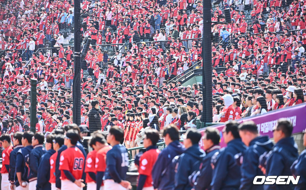 6일 부산 사직야구장에서 2025 신한 SOL 뱅크 KBO 리그 롯데 자이언츠와 두산 베어스의 경기가 열렸다. 홈팀 롯데는 데이비슨이, 방문팀 두산은 김유성이 선발로 출전했다.동백데이 맞이한 사직에 시즌 4번째 매진을 달성한 팬들이 붉은 유니폼을 입고 국민의례를 하고 있다. 2025.04.06 / foto0307@osen.co.kr