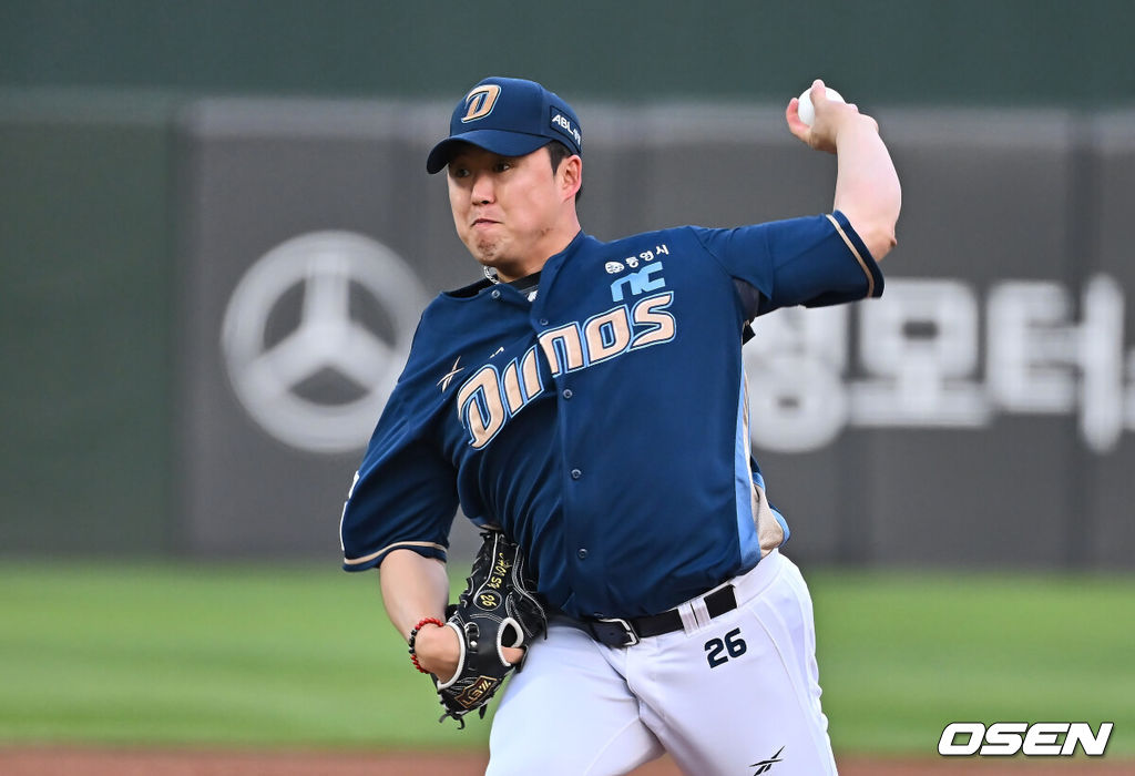 2일 부산 사직야구장에서 2025 신한 SOL 뱅크 KBO 리그 롯데 자이언츠와 NC 다이노스의 경기가 열렸다. 홈팀 롯데는 나균안, 방문팀 NC는 최성영이 선발 출전했다.NC 다이노스 선발 투수 최성영이 역투하고 있다. 2025.05.02 / foto0307@osen.co.kr