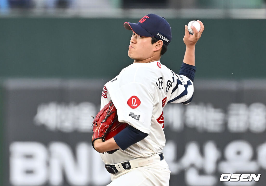 2일 부산 사직야구장에서 2025 신한 SOL 뱅크 KBO 리그 롯데 자이언츠와 NC 다이노스의 경기가 열렸다. 홈팀 롯데는 나균안, 방문팀 NC는 최성영이 선발 출전했다.롯데 자이언츠 선발 투수 나균안이 역투하고 있다. 2025.05.02 / foto0307@osen.co.kr