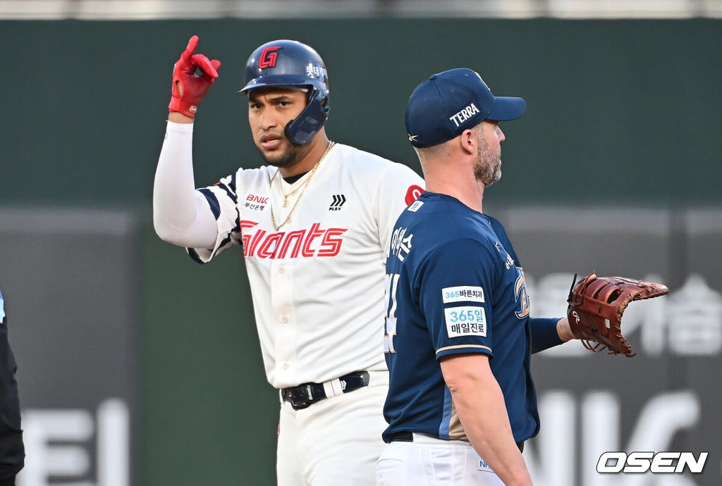 2일 부산 사직야구장에서 2025 신한 SOL 뱅크 KBO 리그 롯데 자이언츠와 NC 다이노스의 경기가 열렸다. 홈팀 롯데는 나균안, 방문팀 NC는 최성영이 선발 출전했다.롯데 자이언츠 레이예스가 1회말 1사 2루 중견수 오른쪽 1타점 2루타를 치고 세리머니를 하고 있다. 2025.05.02 / foto0307@osen.co.kr