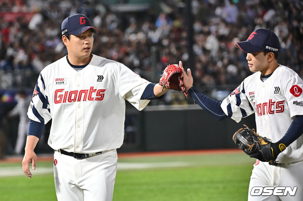 2일 부산 사직야구장에서 2025 신한 SOL 뱅크 KBO 리그 롯데 자이언츠와 NC 다이노스의 경기가 열렸다. 홈팀 롯데는 나균안, 방문팀 NC는 최성영이 선발 출전했다.롯데 자이언츠 선발 투수 나균안이 5회초 수비를 무실점으로 막고 이호준과 하이파이브를 하고 있다. 2025.05.02 / foto0307@osen.co.kr